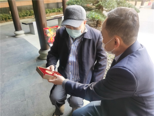 【关怀慰问】新年送祝福  致敬老战士——利来官方网集团领导上门慰问老干部